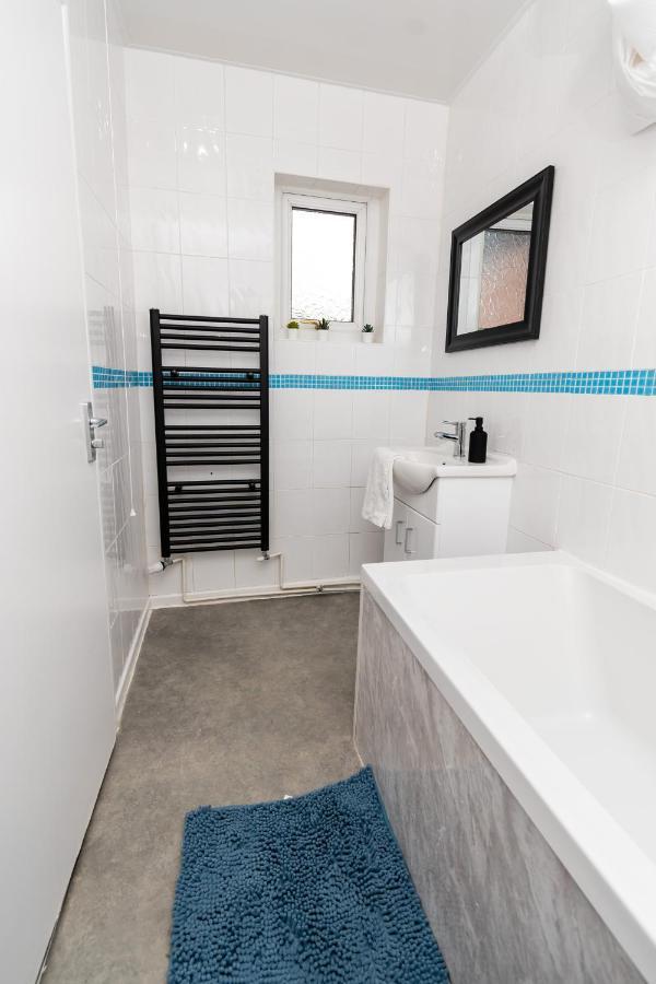 Greenbourne - 4 Bedrooms Sleeps 8 Free Parking 盖茨黑德 外观 照片